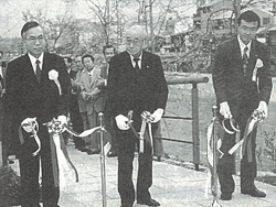 京都橘ライオンズクラブ|鴨川東岸花の回廊フットライトの除幕式-写真