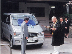 京都橘ライオンズクラブ|平安養育院へ8人乗りボックスカー1台寄贈-写真