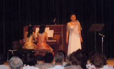 ���s���C�g�n�E�X�ɂă`�����e�B�R���T�[�g