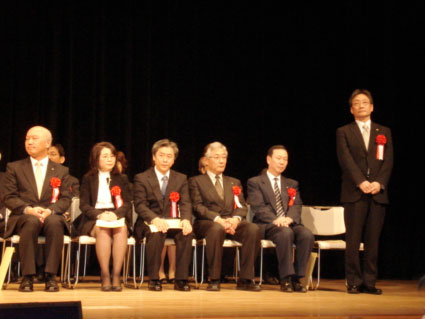 成人式&大会式典に来賓として紹介される岸本会長