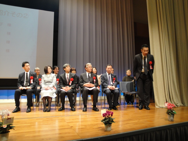 成人式&大会式典に来賓として紹介される鎌谷会長